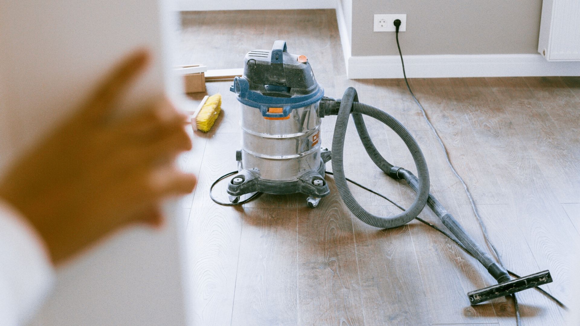 Cleaning laminate flooring